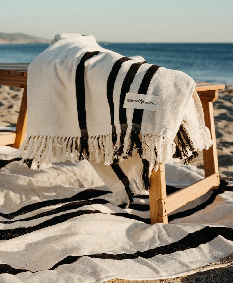 Hier abgebildet ist ein Moodbild des Beach Blanket in vintage black stripe von Business & Pleasure Co. – im RAUM concept store