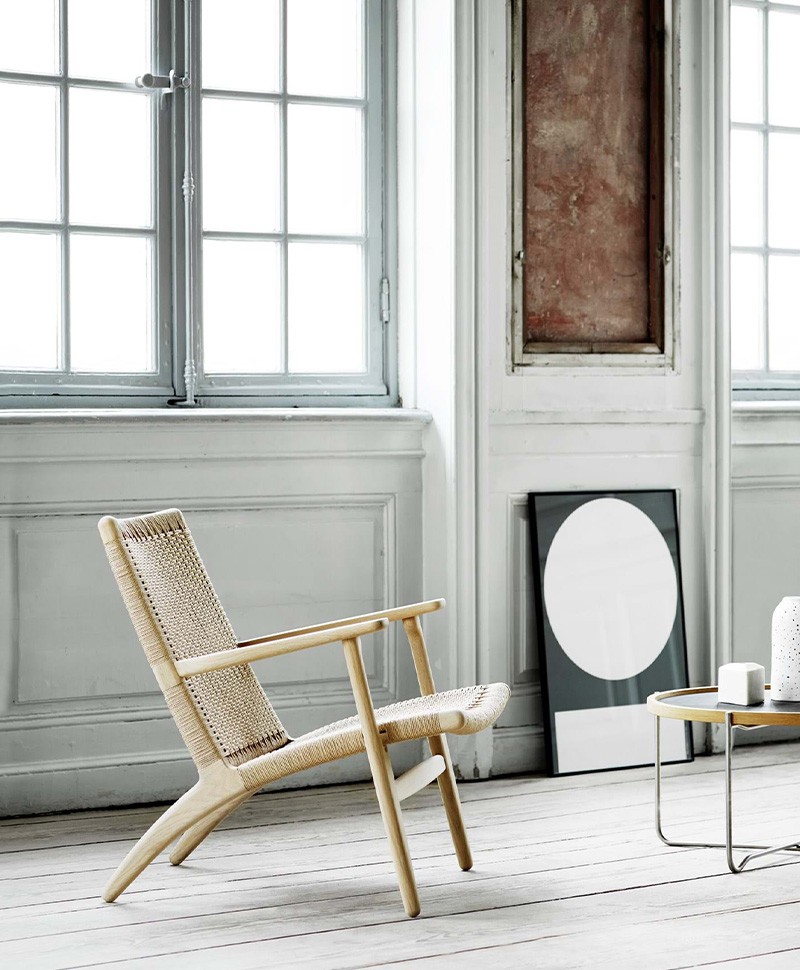 Hier abgebildet ist ein Moodbild des Lounge Chair CH25 von Carl Hansen & Son – im RAUM concept store