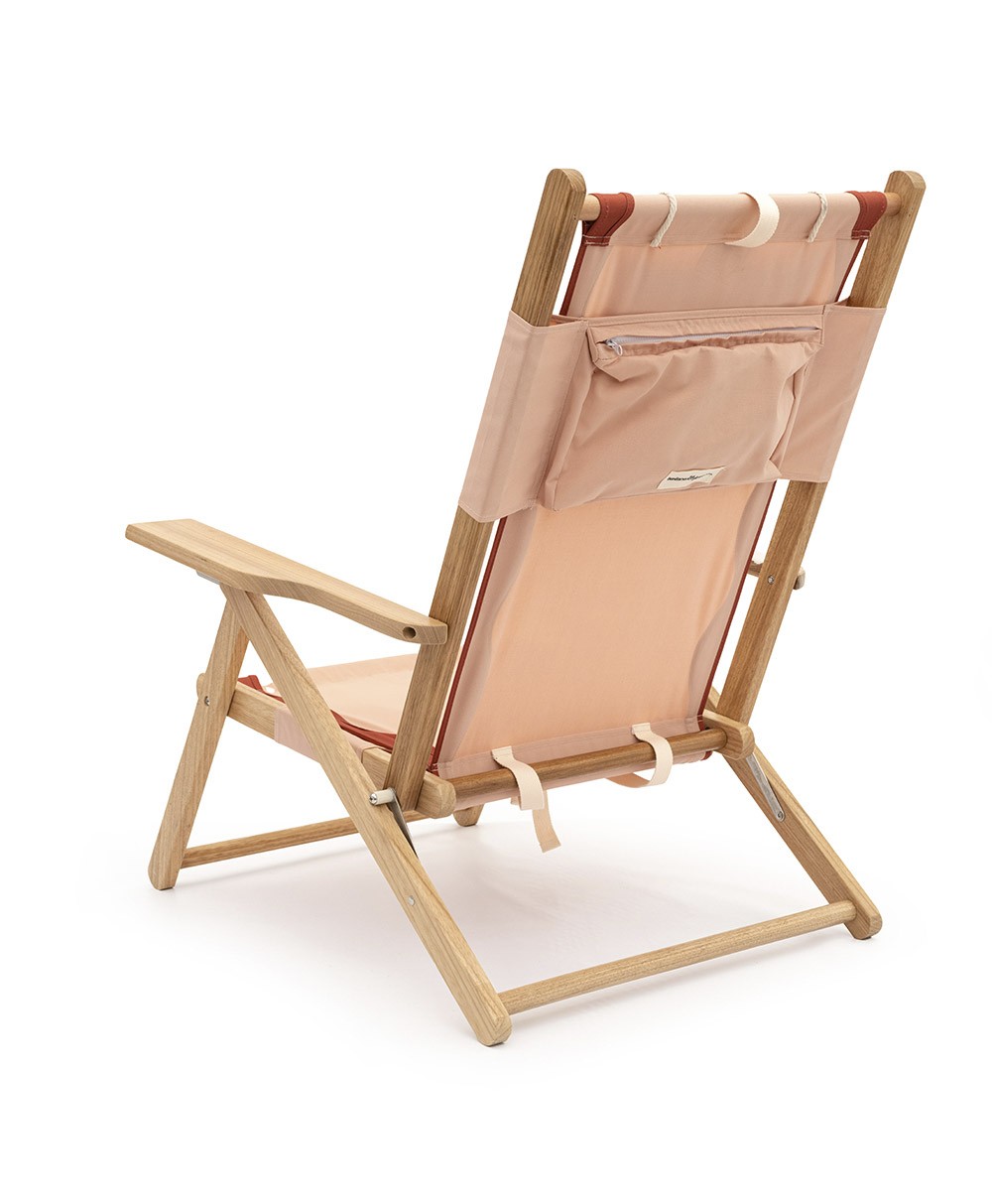 Hier abgebildet ist der The Tommy Chair in Rivie Pink von Business & Pleasure Co. – im RAUM concept store