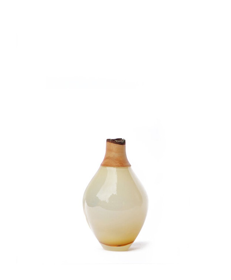 Hier sehen Sie ein Foto der Matisse 3 Caramel Vase von Utopia & Utility at RAUM concept store