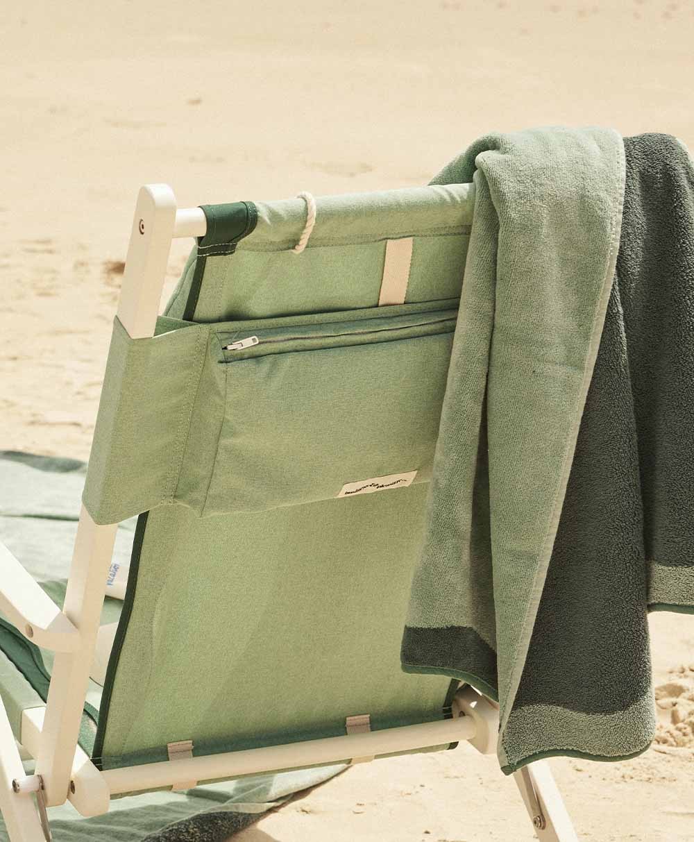 Moodbild zum Strandtuch „Beach Towel“ in der Farbe Rivie Green aus der 2024 Sommer Kollektion von Business & Pleasure im RAUM concept store.