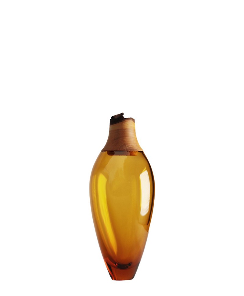 Dieses Produktbild zeigt die Glasvase Matisse 1 in amber von Utopia & Utility im RAUM concept store.