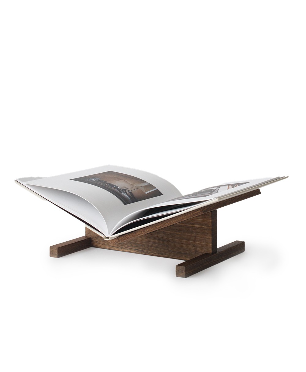 Produktbild des Buchständers „Page“ aus Eiche von der Marke CACHÉ im RAUM concept store 