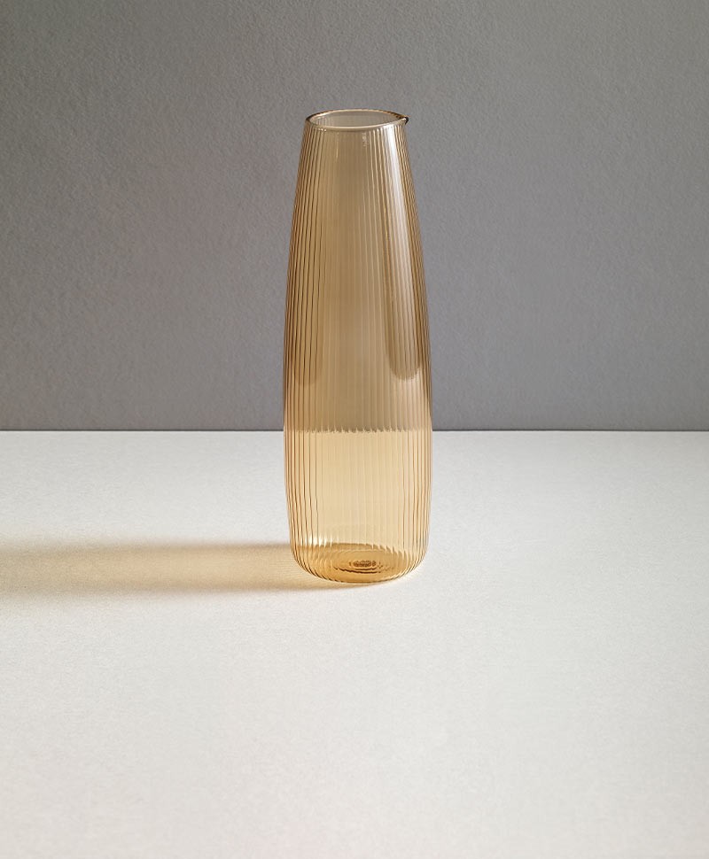 Dieses Produktbild zeigt die Luisa Carafe in sand von R+D.Lab im RAUM concept store.