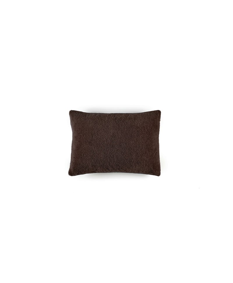 Das Produktbild zeigt das kleine Wollsamt-Kissen Wool Plush in der Farbe Chataigne von Élitis im RAUM concept store