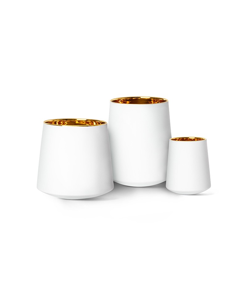 Hier ist ein Produktbild der Becher Grand Cru Gold in der Farbe weiss mattsatiniert in den drei Größen zu sehen – im Onlineshop RAUM concept store
