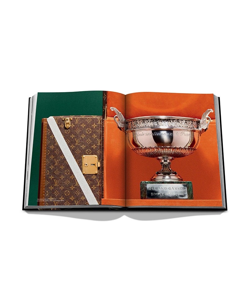 Hier sehen Sie einen Einblick in den Bildband Louis Vuitton Trophy Trunks von Assouline im RAUM concept store.