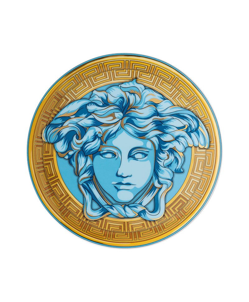 Hier sehen Sie ein Produktbild von dem Brotteller Medusa Amplified blue coin von Rosenthal x Versace- RAUM concept store