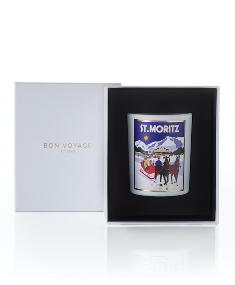 Hier abgebildet ist die Verpackung der Luxus Duftkerze St. Moritz von BON VOYAGE STUDIOS – im Onlineshop RAUM concept store