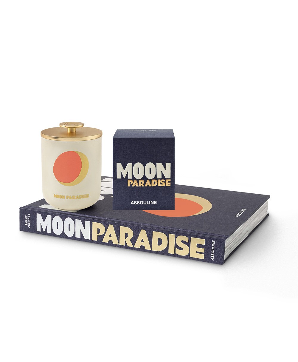Dieses Bild zeigt das Produktbild der Travel from Home Candle Moon Paradise von Assouline im RAUM concept store