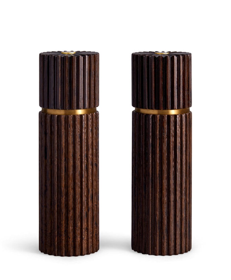 Hier abgebildet sind Salz- und Pfeffermühlen aus Eichenholz in der Farbe smoked oak von L'OBJET – im Onlineshop RAUM concept store