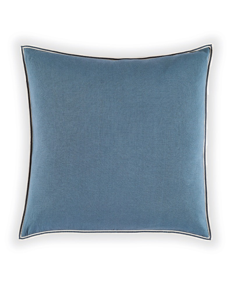 Das Produktbild zeigt das große quadratische Kissen Philia in der Farbe smoke Blue – im RAUM concept store