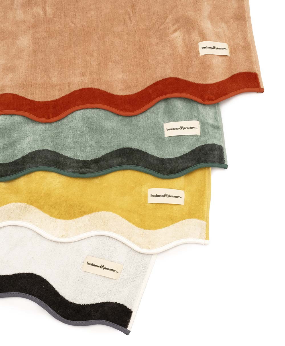 Das Strandtuch „Beach Towel“ in allen Farben aus der 2024 Sommer Kollektion von Business & Pleasure im RAUM concept store.