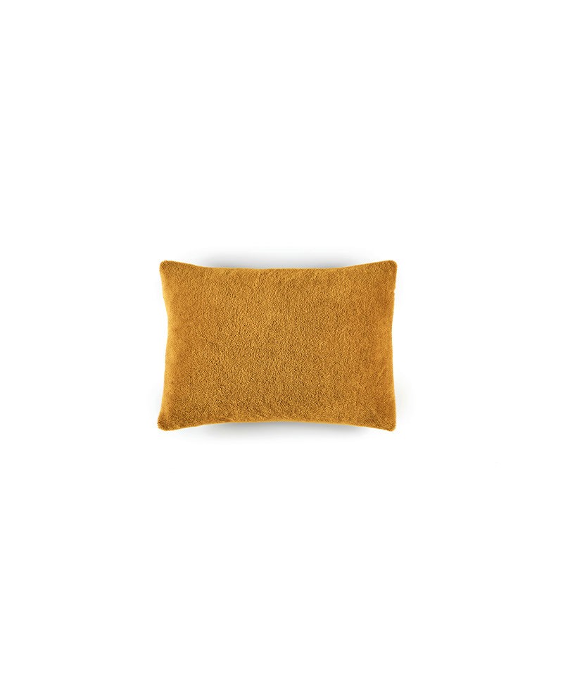 Das Produktbild zeigt das kleine Wollsamt-Kissen Wool Plush in der Farbe Amber von Élitis im RAUM concept store