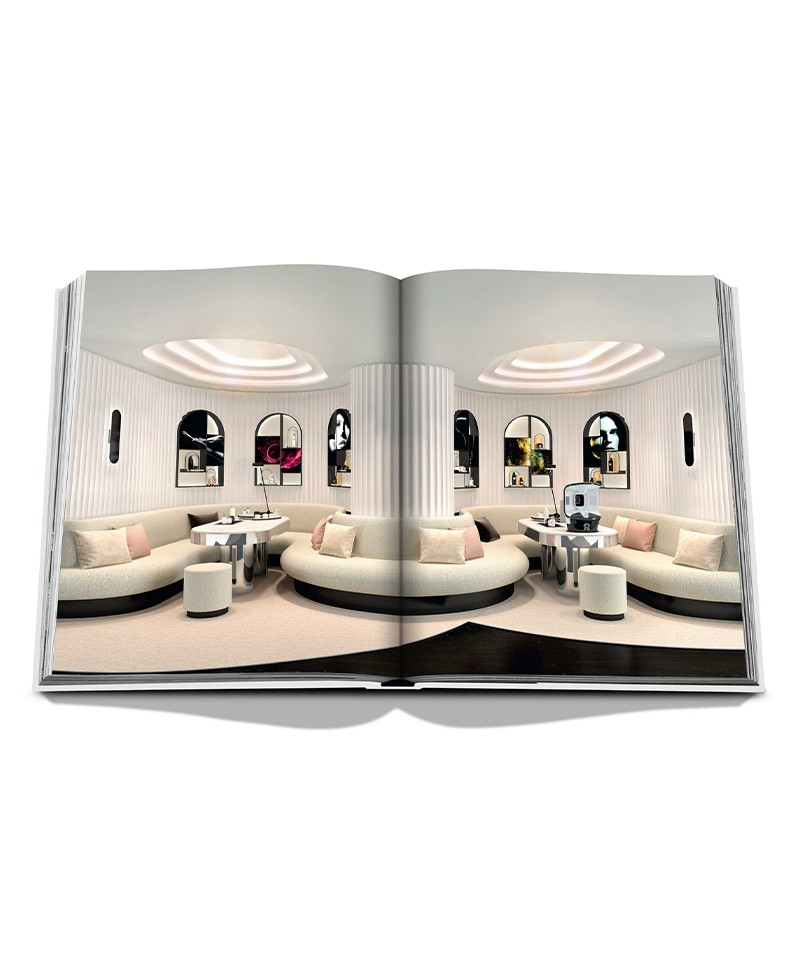 Hier abgebildet ist eine Doppelseite des Bildbandes Carita: 11 FBG Saint Honore Paris von Assouline – im Onlineshop RAUM concept store