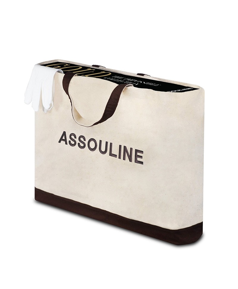 Hier sehen Sie den Totebeutel der Impossible Collection Gold von Assouline im RAUM concept store.