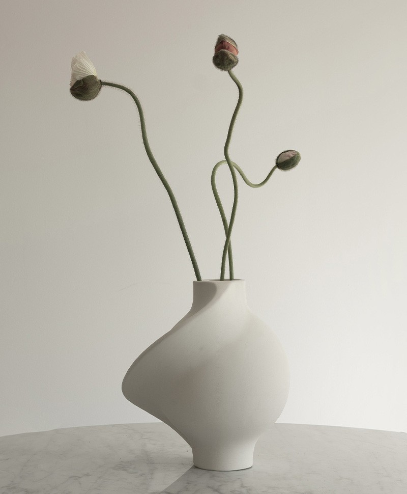 Moodbild, das eine weiße Pirout Vase von Louise Roe zeigt, die dekorativ mit Trockenblumen angerichtet wurde