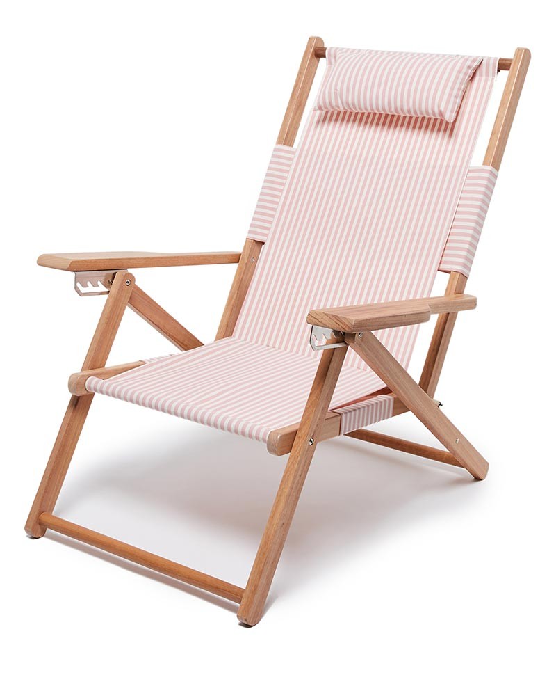 Hier abgebildet ist der The Tommy Chair in lauren´s pink stripe von Business & Pleasure Co. – im RAUM concept store