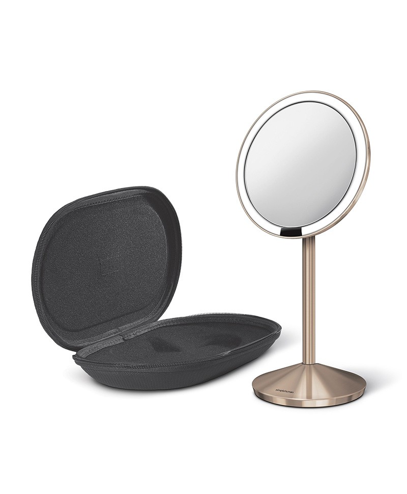 Produktbild des Badspiegels Sensor Mini von Simplehuman mit zugehöriger Transporttasche