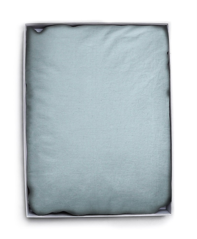 Hier abgebildet ist das Spannlaken Sytle Ten Baumwollperkal powder blue von decode by luiz – im Onlineshop RAUM concept store