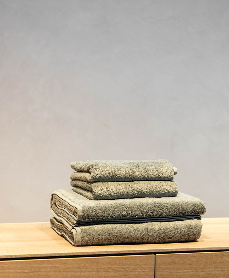 Hier abgebildet ist ein Moodbild des Frottee-Handtuch getty von decode by luiz – im Onlineshop RAUM concept store