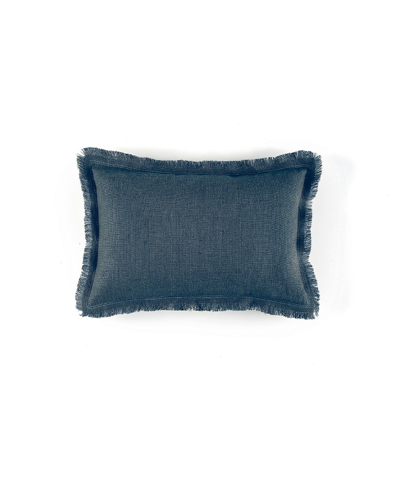 Das Produktbild zeigt das kleine Kissen Karma in der Farbe navy Blue – im RAUM concept store