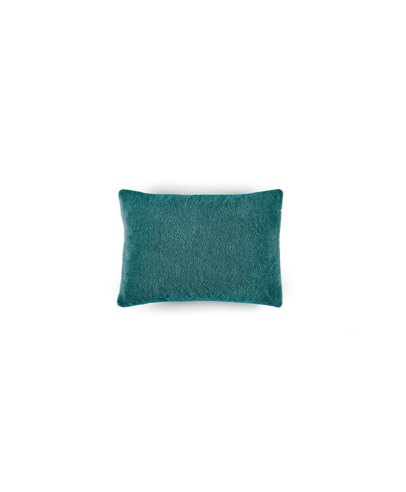 Das Produktbild zeigt das kleine Wollsamt-Kissen Wool Plush in der Farbe Canard von Élitis im RAUM concept store