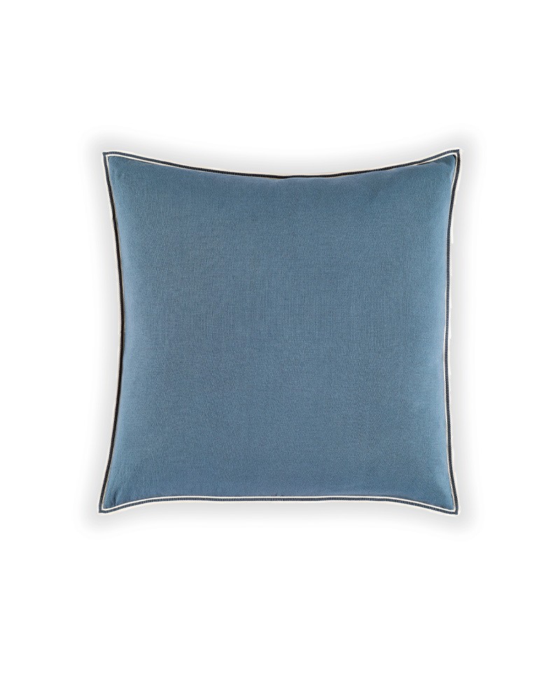 Das Produktbild zeigt das kleine quadratische Kissen Philia in der Farbe smoke Blue – im RAUM concept store