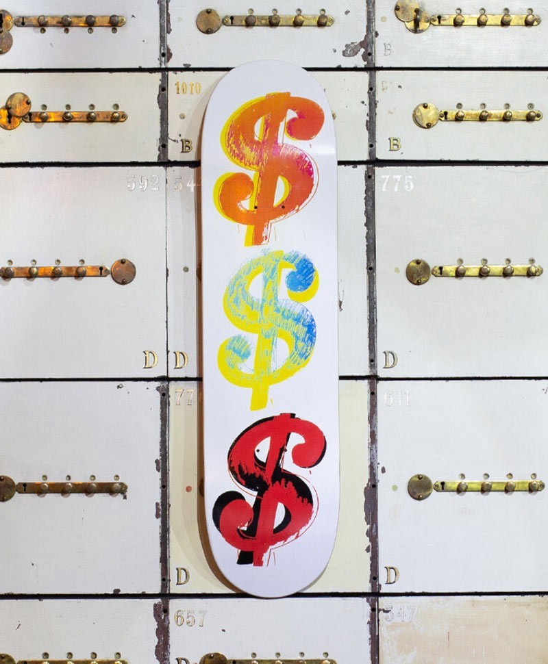 Dieses Moodbild zeigt das Skateboard Kunstobjekt x Andy Warhol Dollar Sign 9 von  The Skateroom im RAUM concept store.