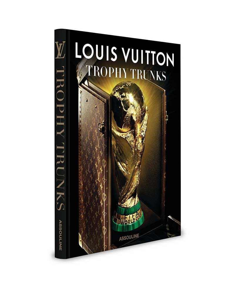 Hier sehen Sie das Cover vom Bildband Louis Vuitton Trophy Trunks von Assouline im RAUM concept store.