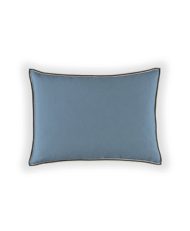 Das Produktbild zeigt das Kissen Philia in der Farbe Smoke Blue – im RAUM concept store