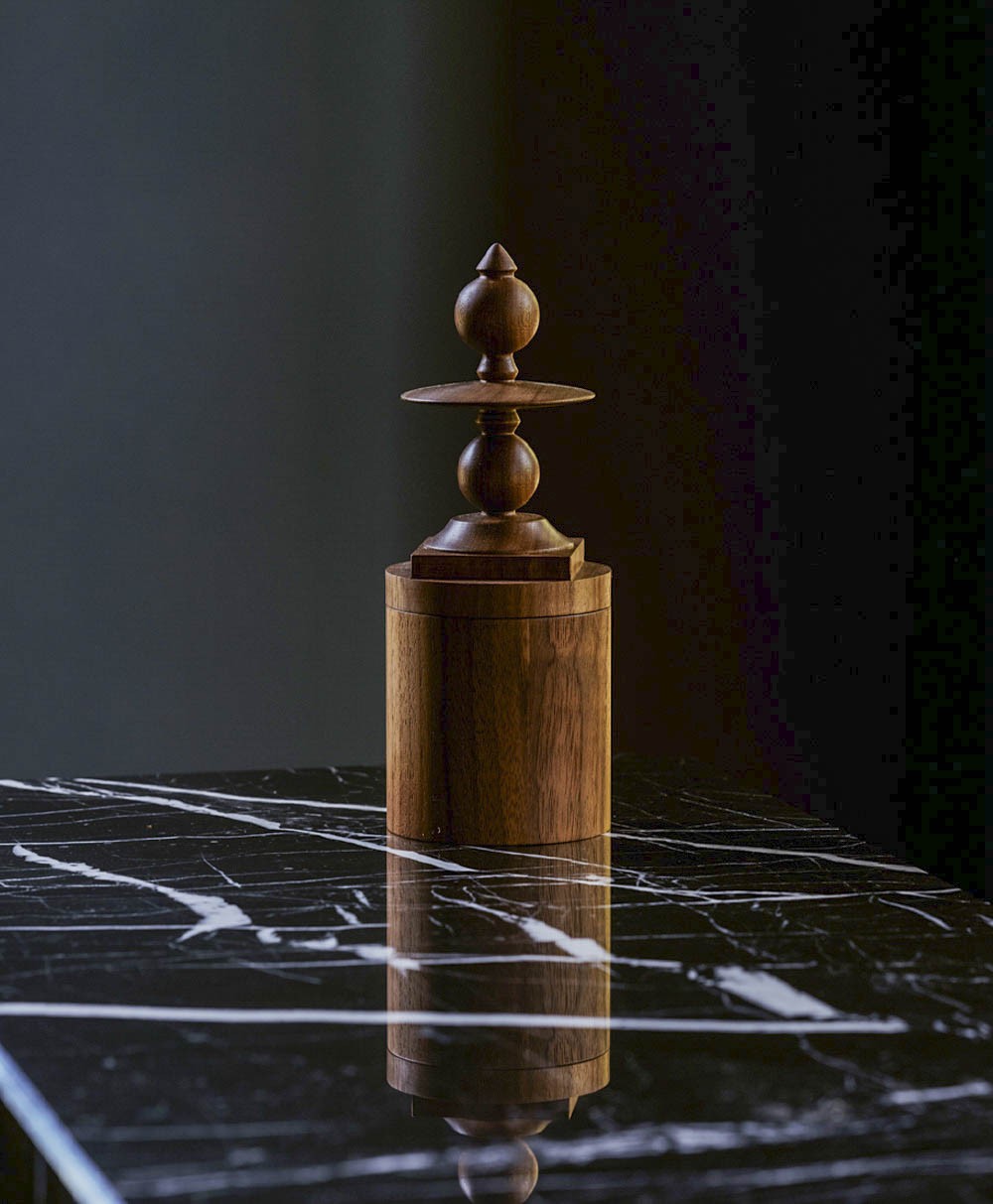 Hier abgebildet ein Moodbild von der Treasure Box aus Holz von Museeum zeigt - RAUM concept store