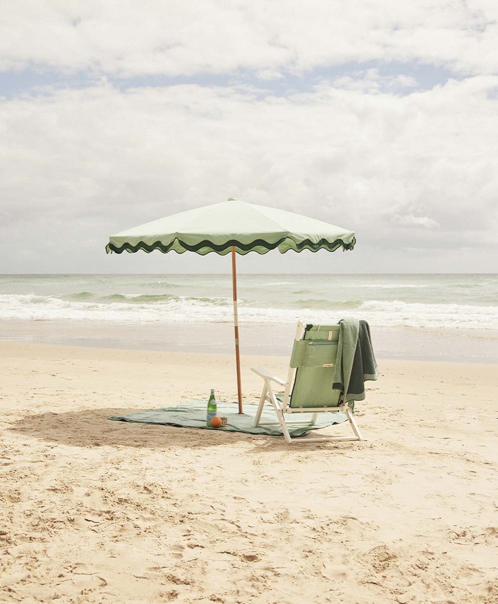 Moodbild zum Strandtuch „Beach Towel“ in der Farbe Rivie Green aus der 2024 Sommer Kollektion von Business & Pleasure im RAUM concept store.