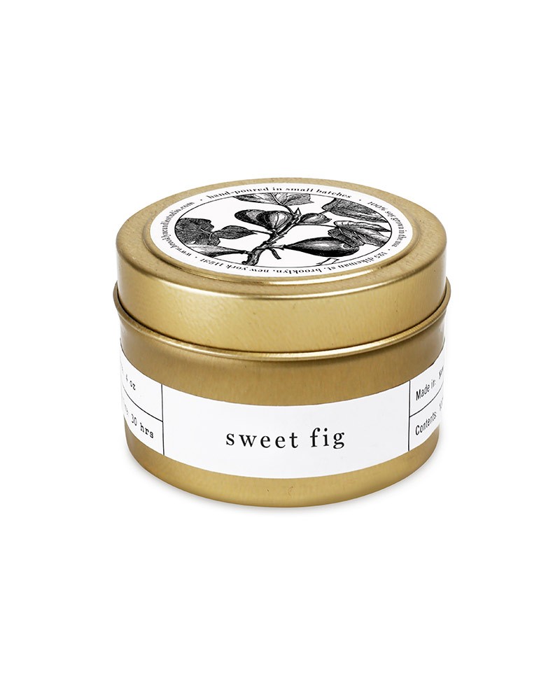 Hier abgebildet ist die Handgegossene Duftkerze Minimalist Gold Travel Sweet Fig von Brooklyn Candle Studio – im Onlineshop RUAM concept store