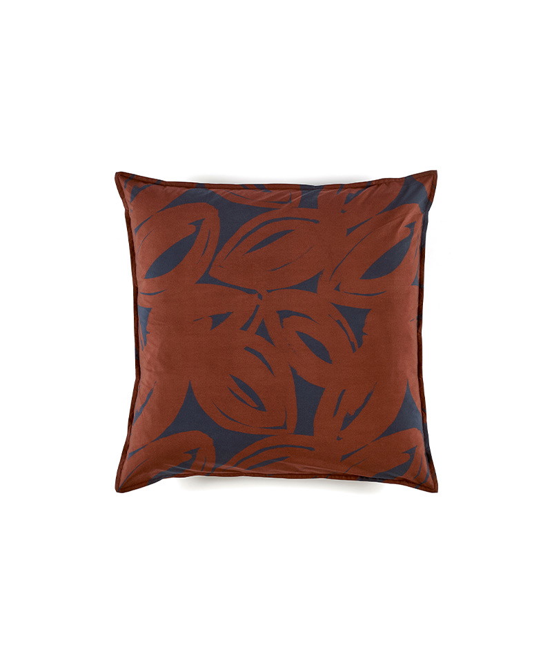 Das Produktfoto zeigt das Kissen Paradise in der Farbe toasty von Élitis in der Größe 65x65cm im Onlineshop RAUM concept store Das Produktfoto zeigt das Kissen Paradise in der Farbe toasty von Élitis in der Größe 65x65cm im Onlineshop RAUM concept store