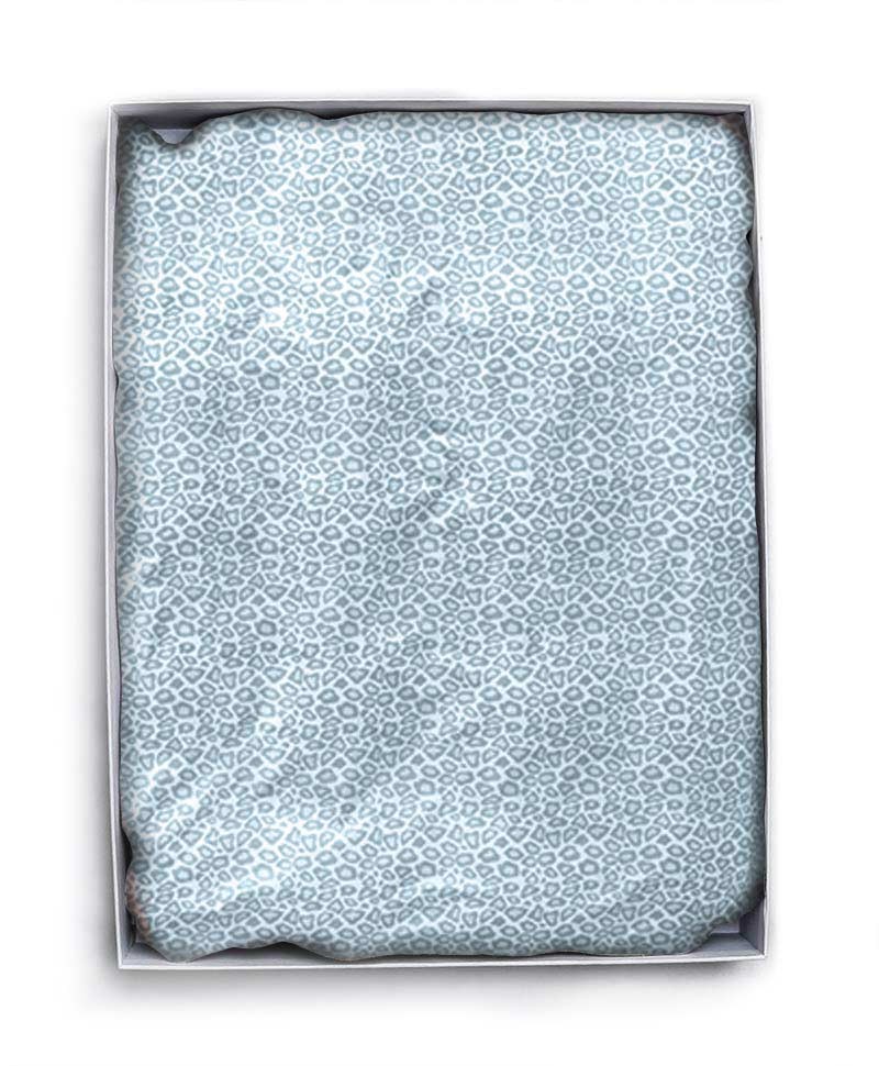 Hier abgebildet ist das Spannlaken Sytle Eleven Baumwollperkal blue von decode by luiz – im Onlineshop RAUM concept store