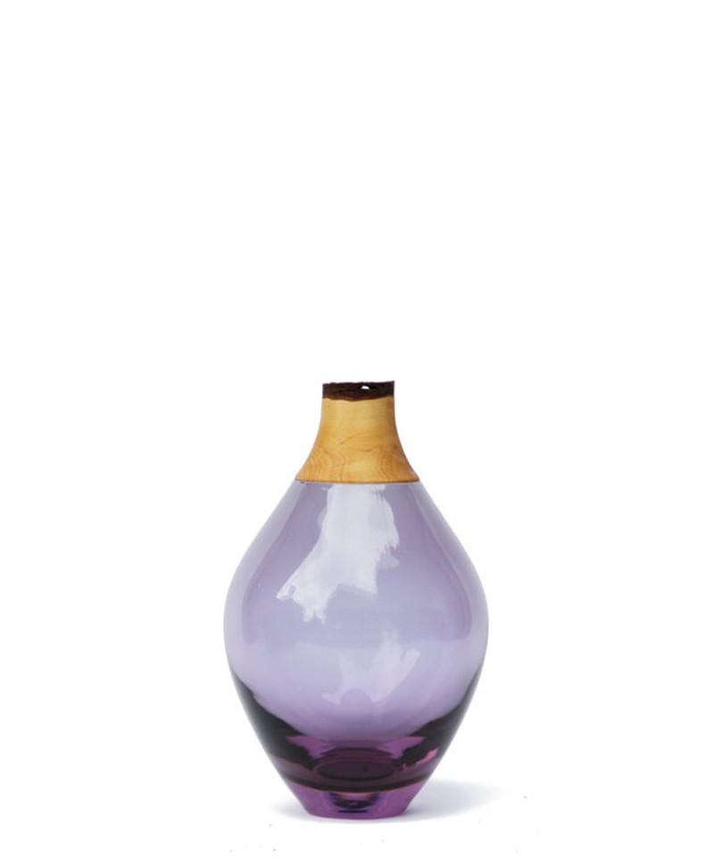 Dieses Produktbild zeigt die Glasvase Matisse 3 in dark lavender von Utopia & Utility im RAUM concept store.