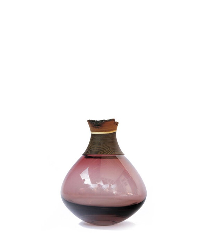 Hier sehen Sie ein Produktfoto der Vase Pisara Wine Red von Utopia & Utility at RAUM concept store