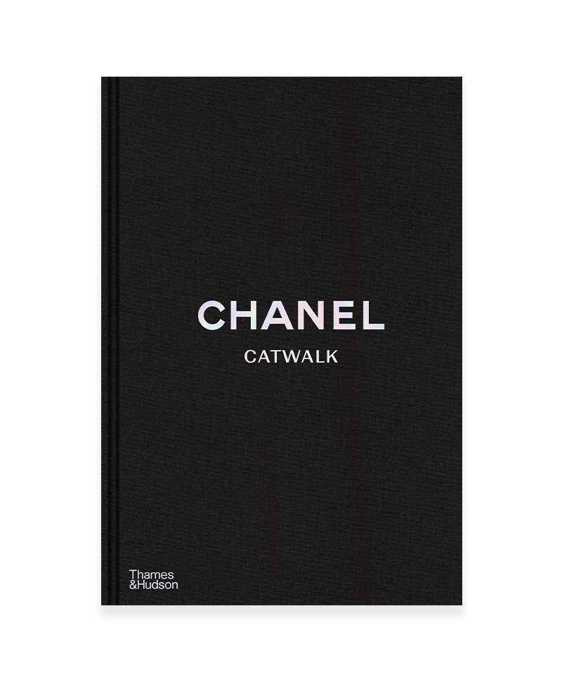 Hier sehen Sie ein Bild von dem Buch Chanel Catwalk von Thames & Hudson - RAUM concept store