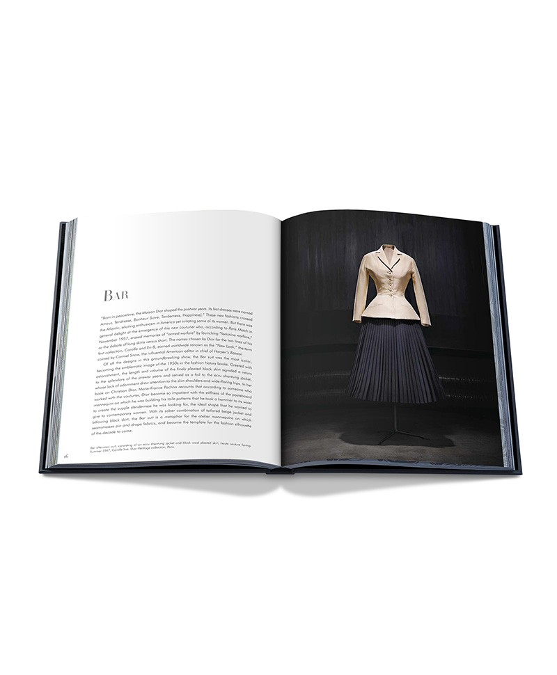 Hier sehen Sie die Innenansicht vom Bildband Dior by Christian Dior von Assouline im RAUM concept store