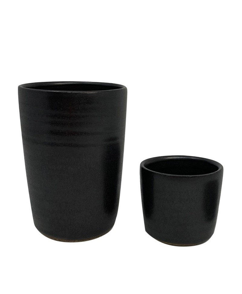 Hier sehen Sie: Schwarzer Keramik-Becher%byManufacturer%