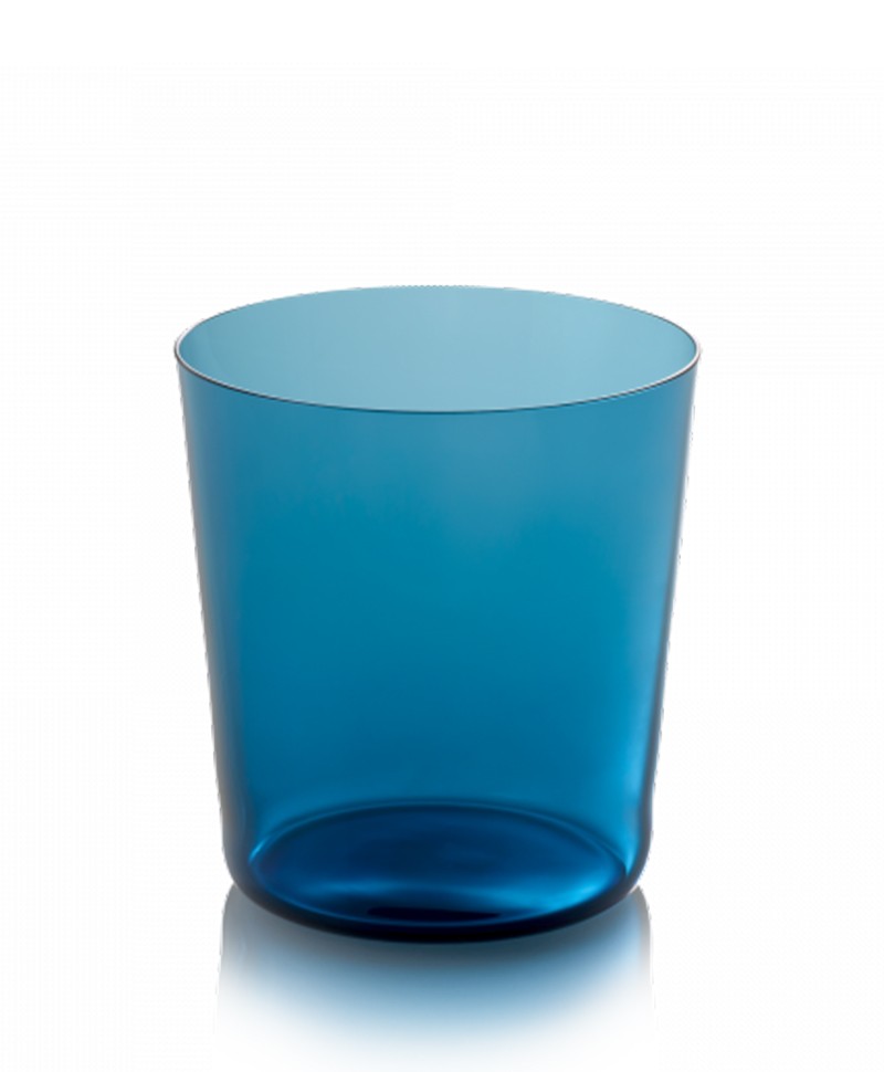 Hier abgebildet ist das Mundgeblasene Wasserglas Odeon 0,35L midnightblue von Dibbern – im Onlineshop RAUM concept store