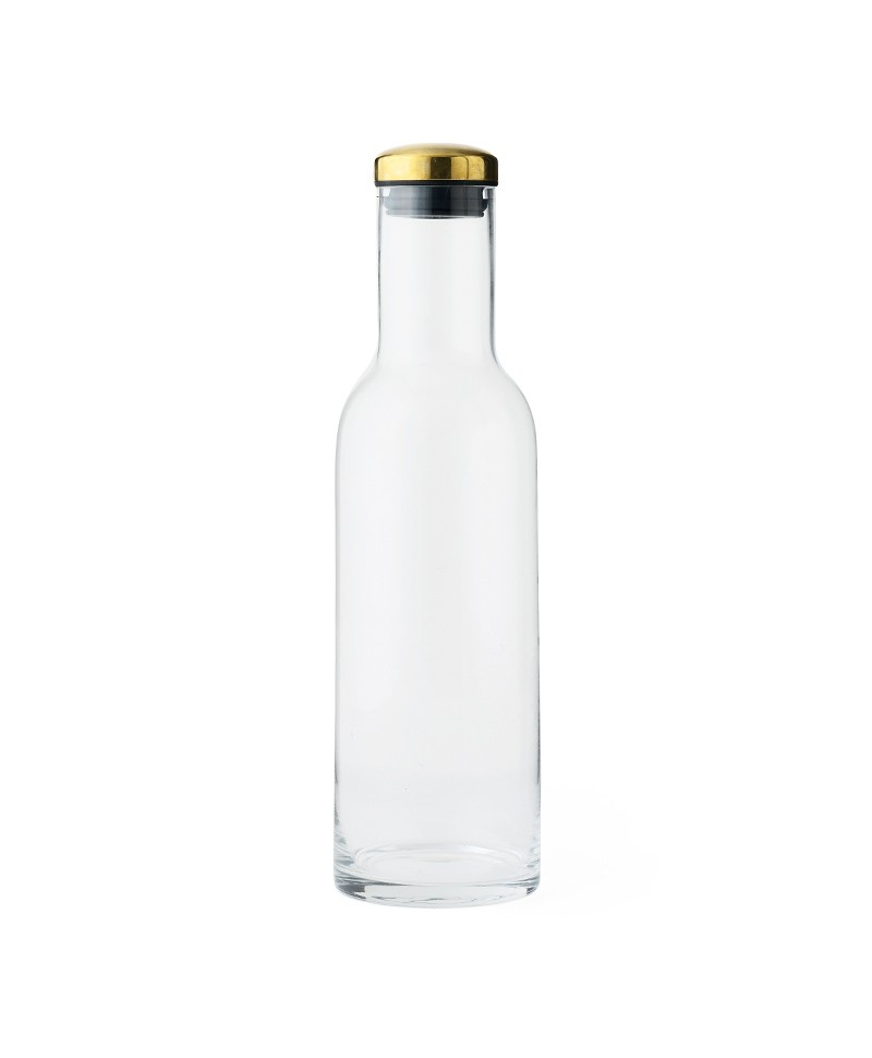 Hier sehen Sie ein Foto der Bottle Carafe von Menu in der Farbe clear brass