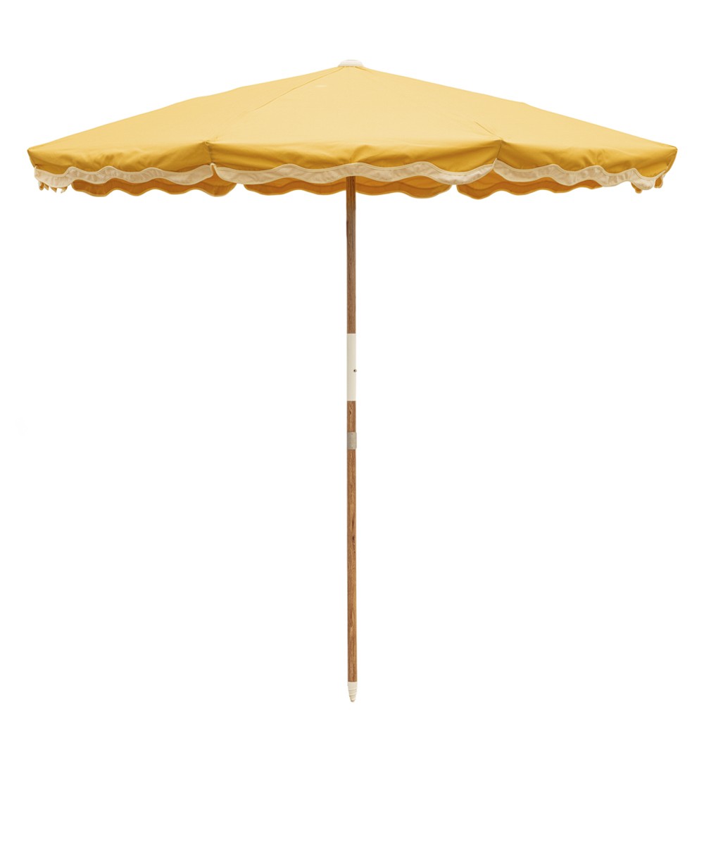 Der Sonnenschirm Amalfi Beach Umbrella  im Rivie Mimosa Design aus der 2024 Sommer Kollektion von Business & Pleasure im RAUM concept store.