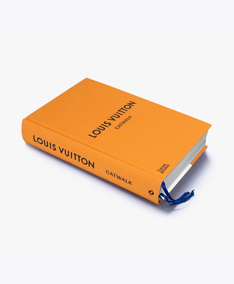 Hier sehen Sie ein Bild von dem Buch Louis Vuitton Catwalk von Thames & Hudson - RAUM concept store