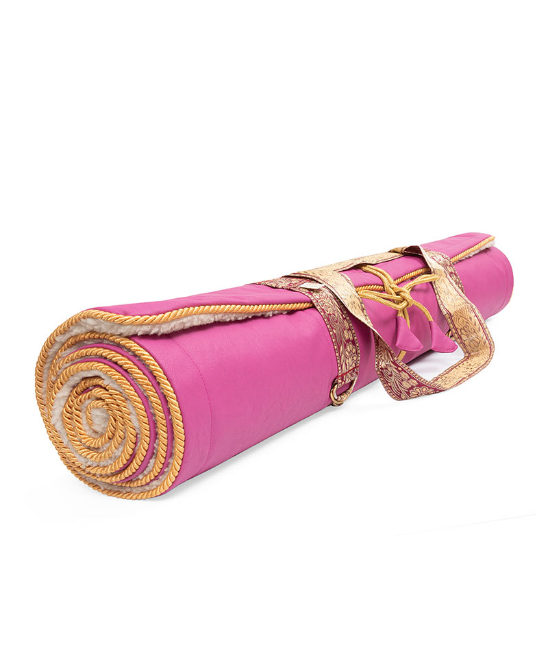 Luxuriöse Yogamatte von Holistic Silk Hier sehen Sie: Luxuriöse Yogamatte von Holistic Silk