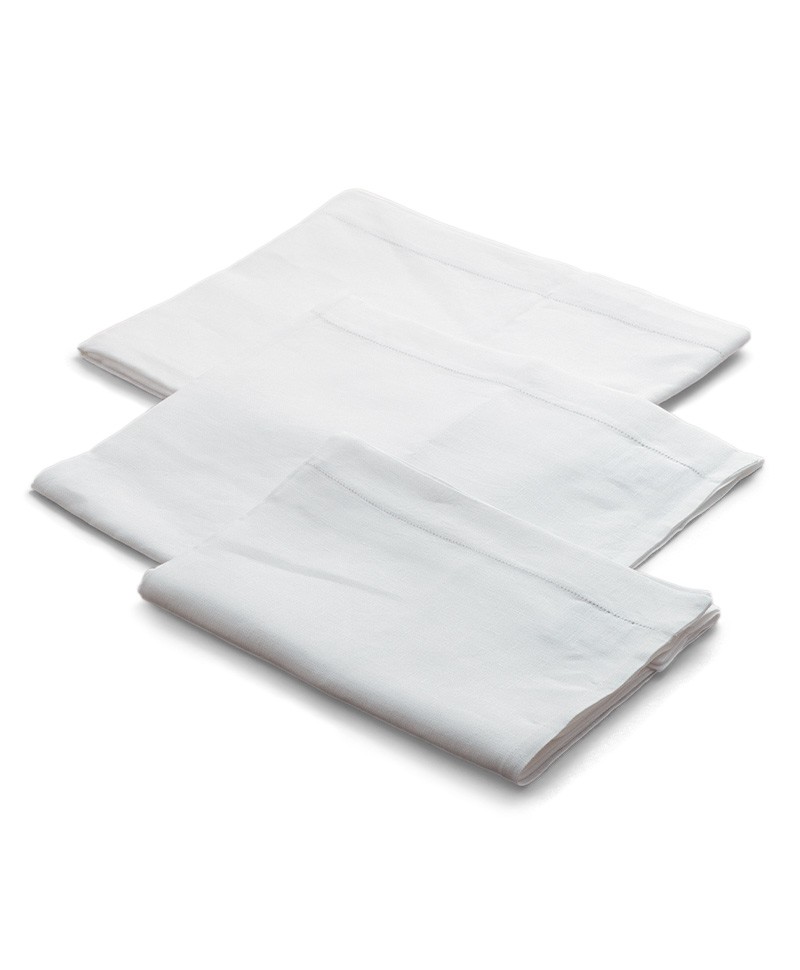 Hier sehen Sie das Produktbild der Leinenhandtücher in weiß von indradanush at RAUM concept store
