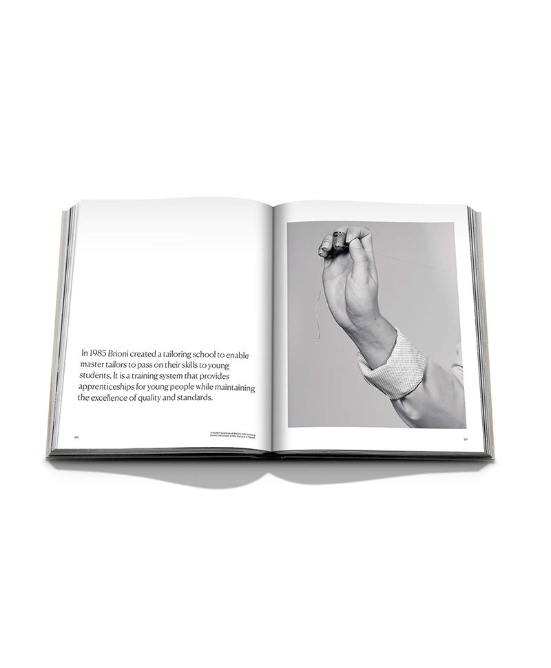 Doppelseite: Bildband Brioni – im Onlineshop RAUM concept store