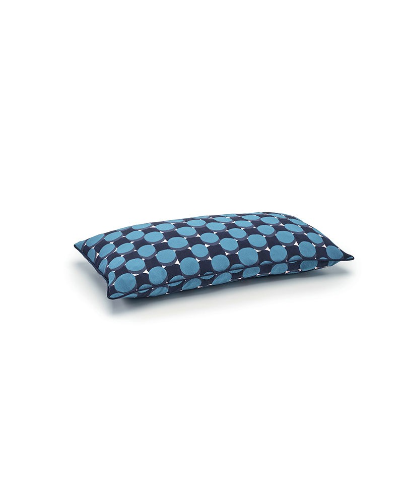 Das Produktbild zeigt das lange Kissen Twist in der Farbe Blue Dream von Élitis im RAUM concept store