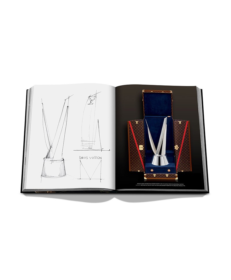 Hier sehen Sie einen Einblick in den Bildband Louis Vuitton Trophy Trunks von Assouline im RAUM concept store.